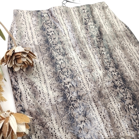 New Express Poly Spandex Snakeskin Embossed Skirt Size S - Picture 10 of 11